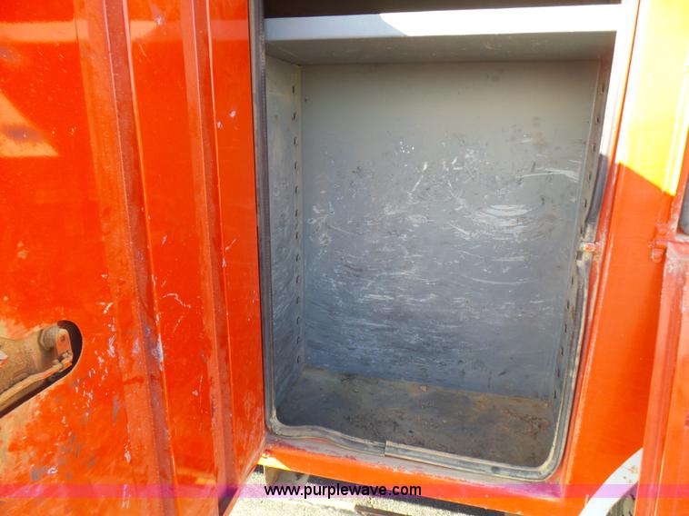 image for item L5437 2005 International DuraStar 4300 bucket truck