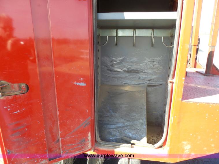 image for item L5437 2005 International DuraStar 4300 bucket truck