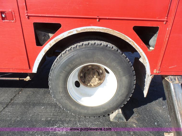 image for item L5437 2005 International DuraStar 4300 bucket truck