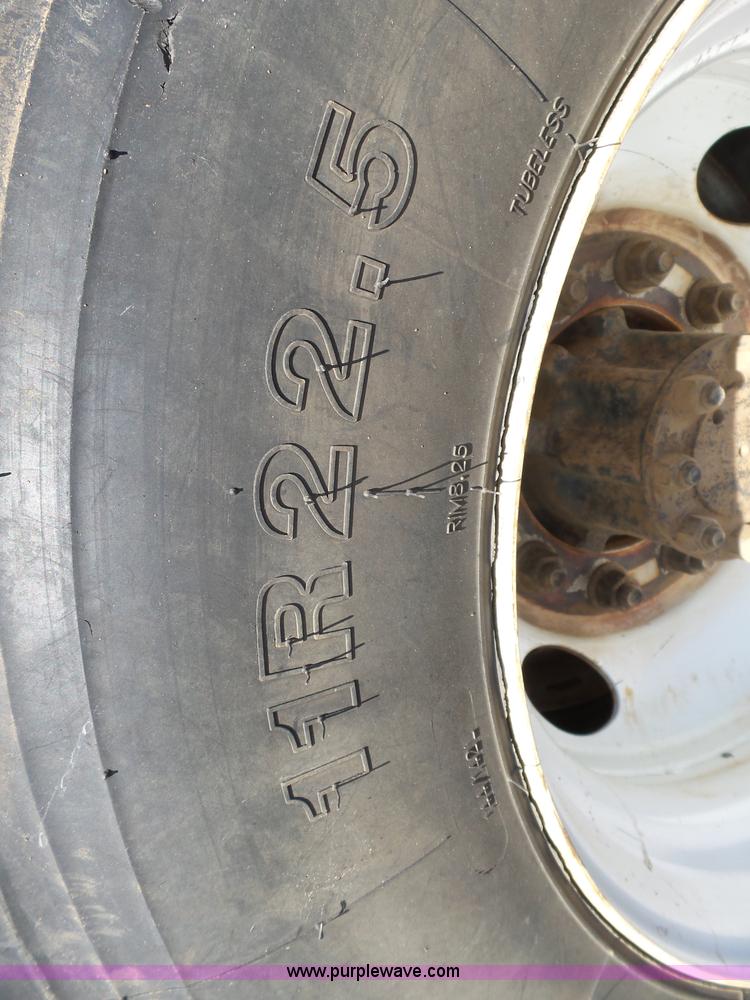 image for item L5437 2005 International DuraStar 4300 bucket truck