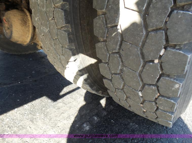 image for item L5437 2005 International DuraStar 4300 bucket truck