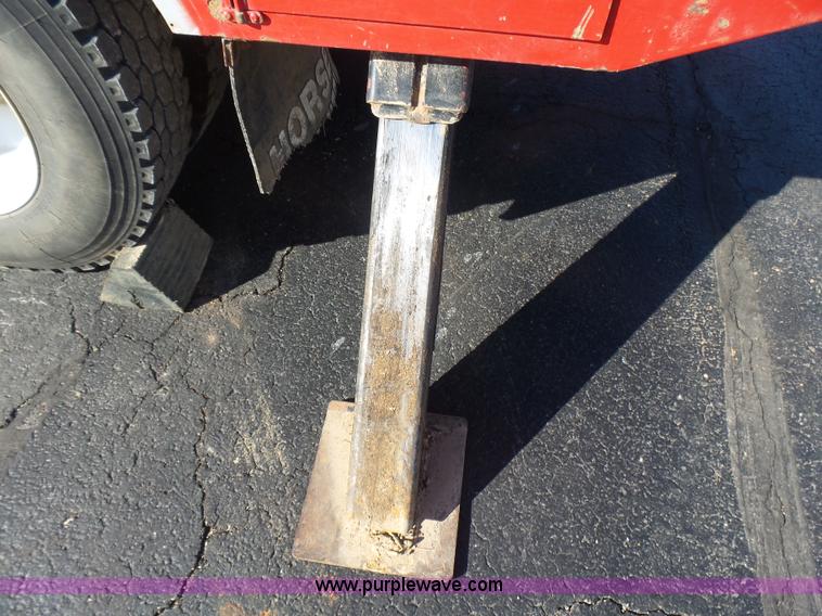 image for item L5437 2005 International DuraStar 4300 bucket truck