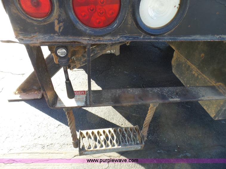 image for item L5437 2005 International DuraStar 4300 bucket truck