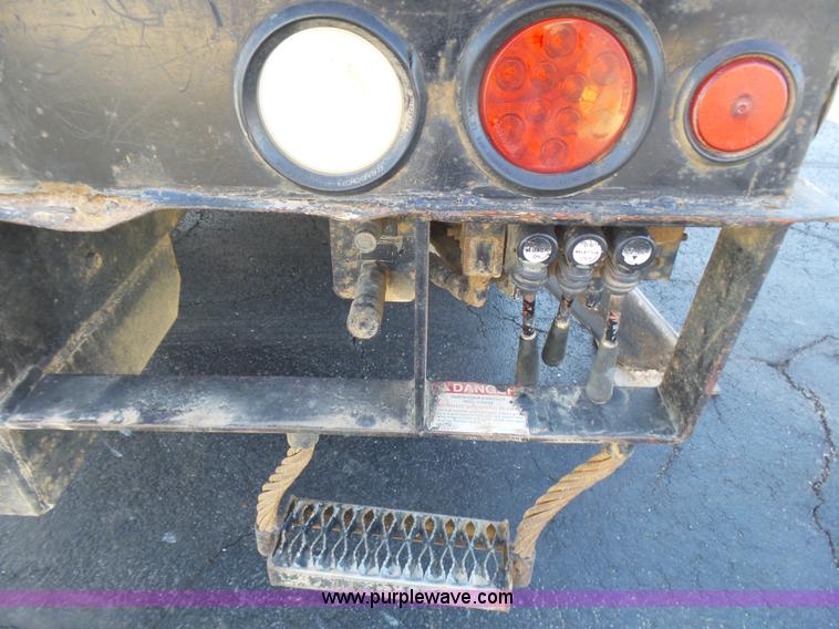 image for item L5437 2005 International DuraStar 4300 bucket truck