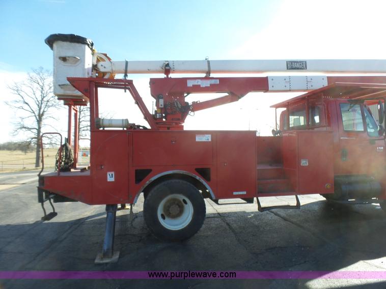 image for item L5437 2005 International DuraStar 4300 bucket truck