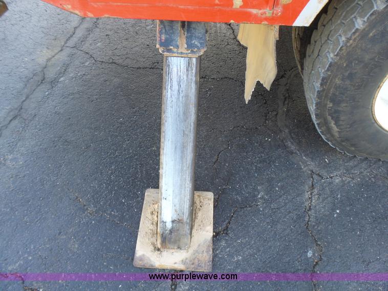 image for item L5437 2005 International DuraStar 4300 bucket truck