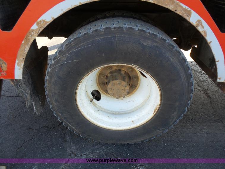 image for item L5437 2005 International DuraStar 4300 bucket truck