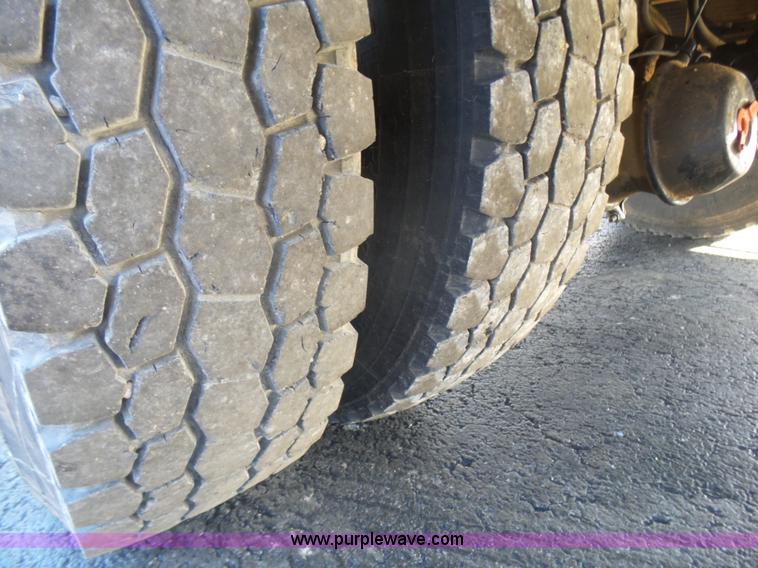 image for item L5437 2005 International DuraStar 4300 bucket truck