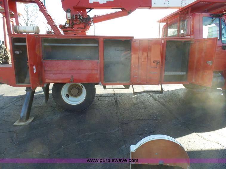 image for item L5437 2005 International DuraStar 4300 bucket truck