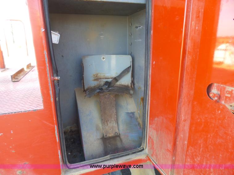 image for item L5437 2005 International DuraStar 4300 bucket truck