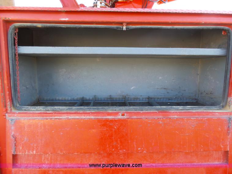 image for item L5437 2005 International DuraStar 4300 bucket truck