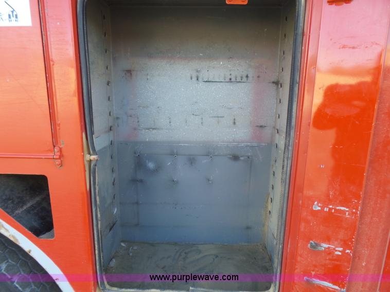 image for item L5437 2005 International DuraStar 4300 bucket truck