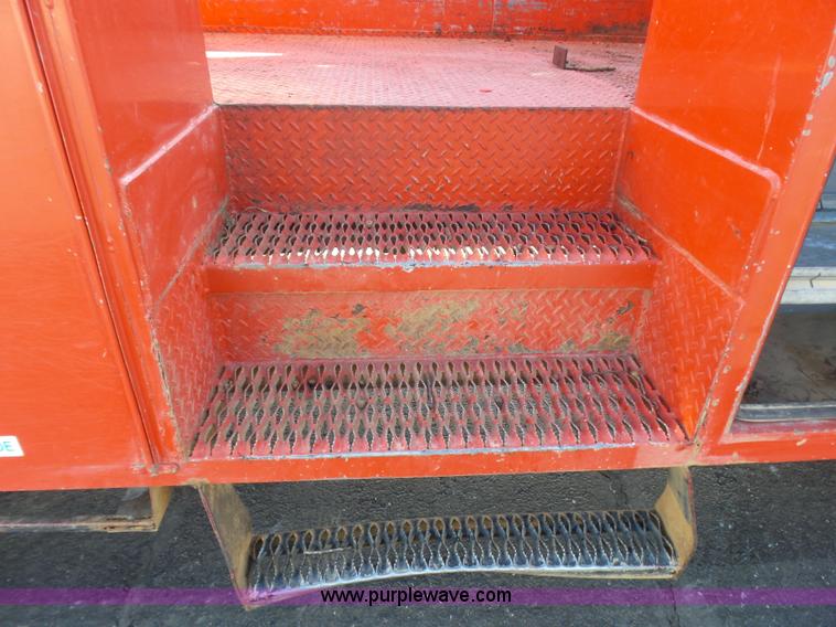 image for item L5437 2005 International DuraStar 4300 bucket truck