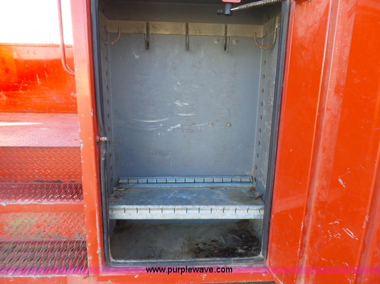 image for item L5437 2005 International DuraStar 4300 bucket truck