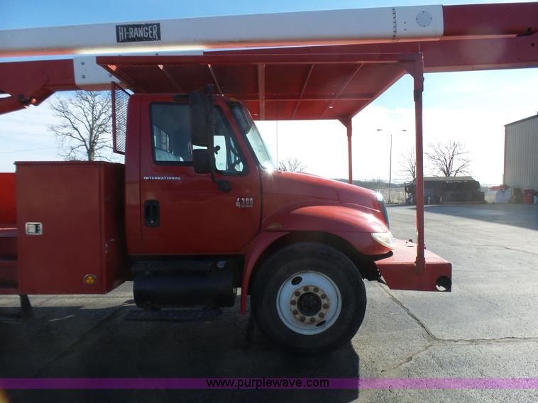 image for item L5437 2005 International DuraStar 4300 bucket truck