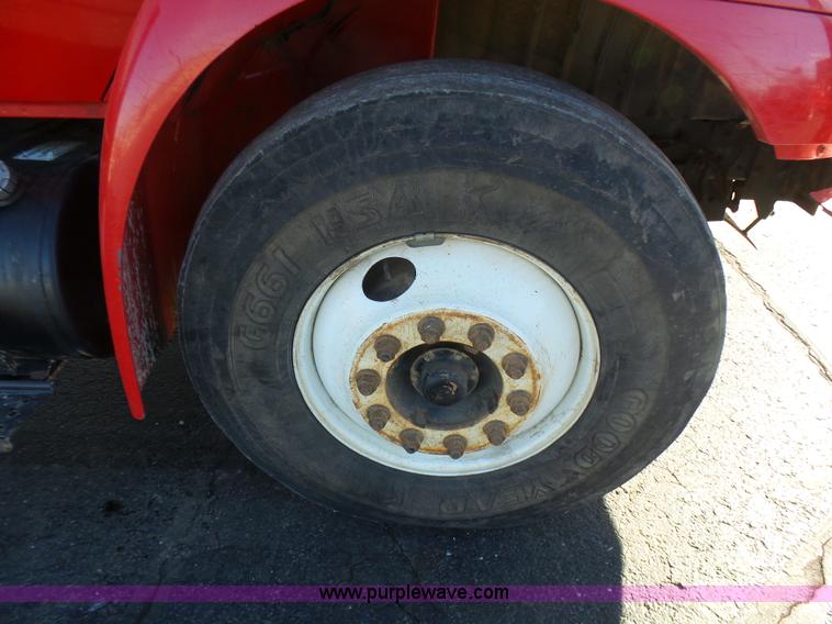 image for item L5437 2005 International DuraStar 4300 bucket truck