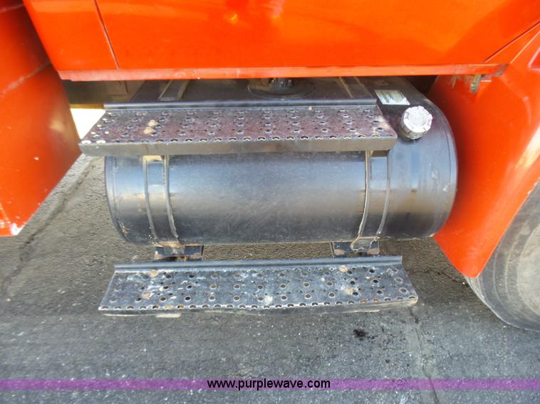 image for item L5437 2005 International DuraStar 4300 bucket truck