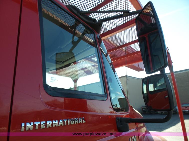 image for item L5437 2005 International DuraStar 4300 bucket truck