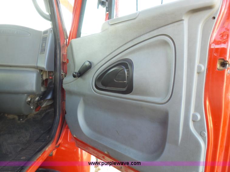 image for item L5437 2005 International DuraStar 4300 bucket truck