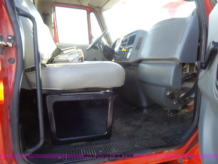 image for item L5437 2005 International DuraStar 4300 bucket truck