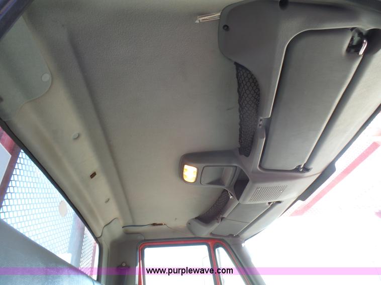 image for item L5437 2005 International DuraStar 4300 bucket truck