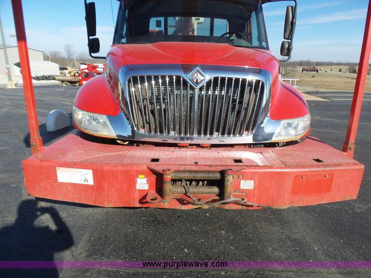 image for item L5437 2005 International DuraStar 4300 bucket truck