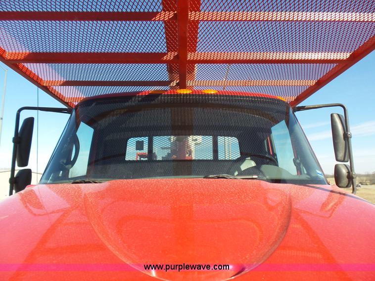 image for item L5437 2005 International DuraStar 4300 bucket truck