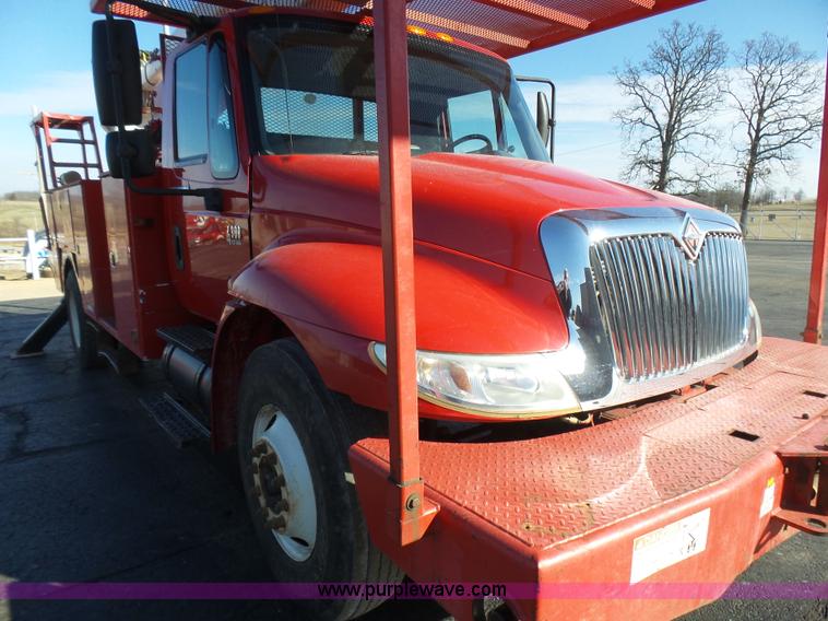 image for item L5437 2005 International DuraStar 4300 bucket truck