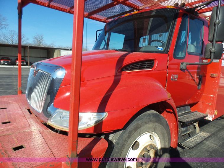 image for item L5437 2005 International DuraStar 4300 bucket truck