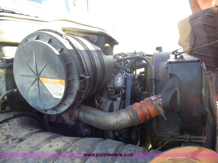 image for item L5437 2005 International DuraStar 4300 bucket truck