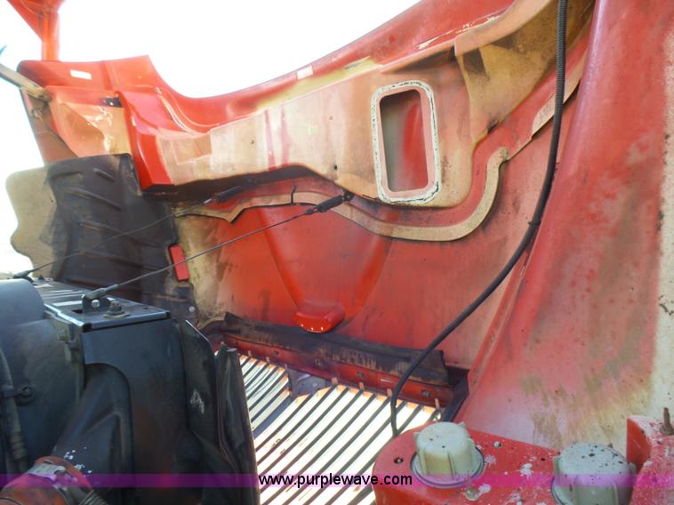 image for item L5437 2005 International DuraStar 4300 bucket truck