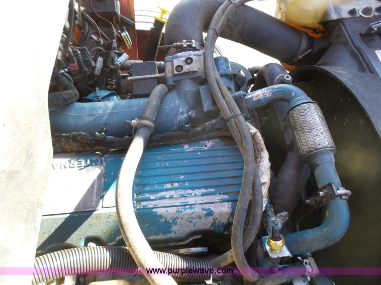 image for item L5437 2005 International DuraStar 4300 bucket truck