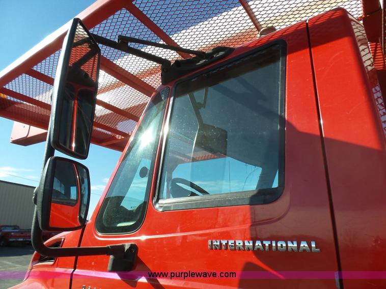 image for item L5437 2005 International DuraStar 4300 bucket truck