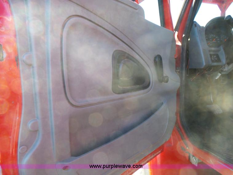 image for item L5437 2005 International DuraStar 4300 bucket truck