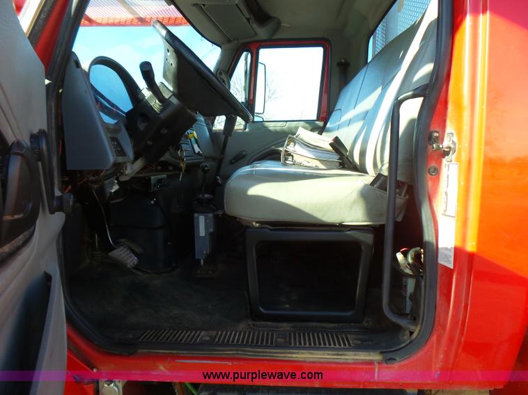 image for item L5437 2005 International DuraStar 4300 bucket truck