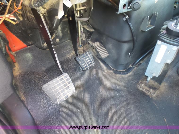 image for item L5437 2005 International DuraStar 4300 bucket truck