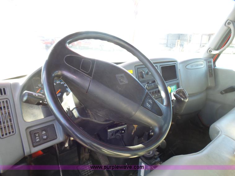 image for item L5437 2005 International DuraStar 4300 bucket truck