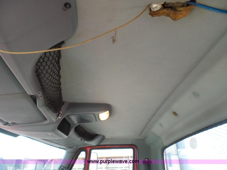 image for item L5437 2005 International DuraStar 4300 bucket truck