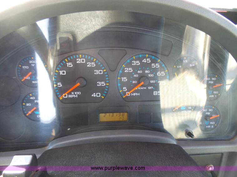 image for item L5437 2005 International DuraStar 4300 bucket truck