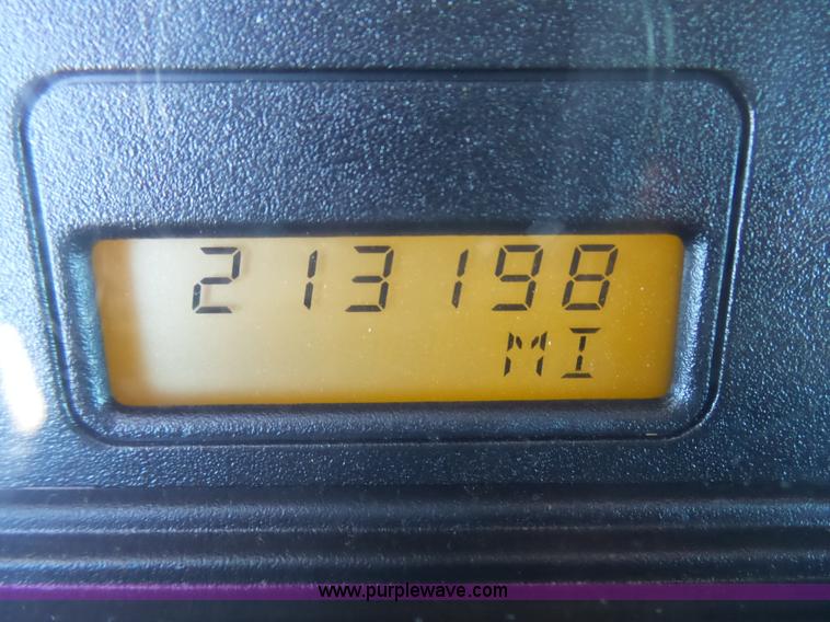 image for item L5437 2005 International DuraStar 4300 bucket truck