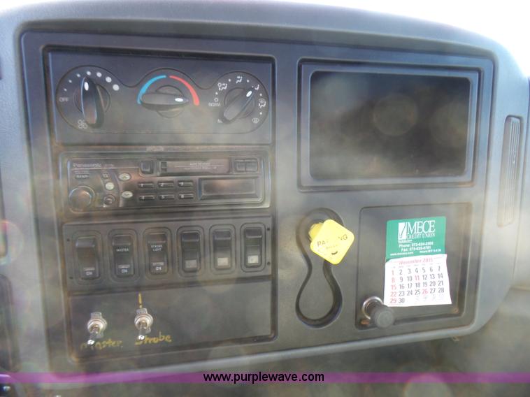 image for item L5437 2005 International DuraStar 4300 bucket truck