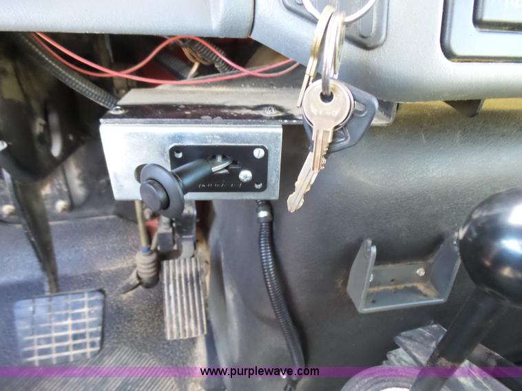 image for item L5437 2005 International DuraStar 4300 bucket truck