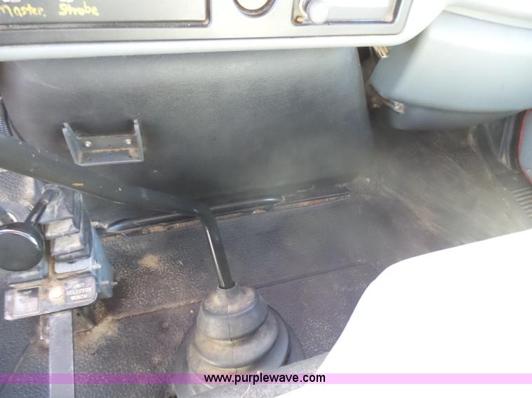 image for item L5437 2005 International DuraStar 4300 bucket truck