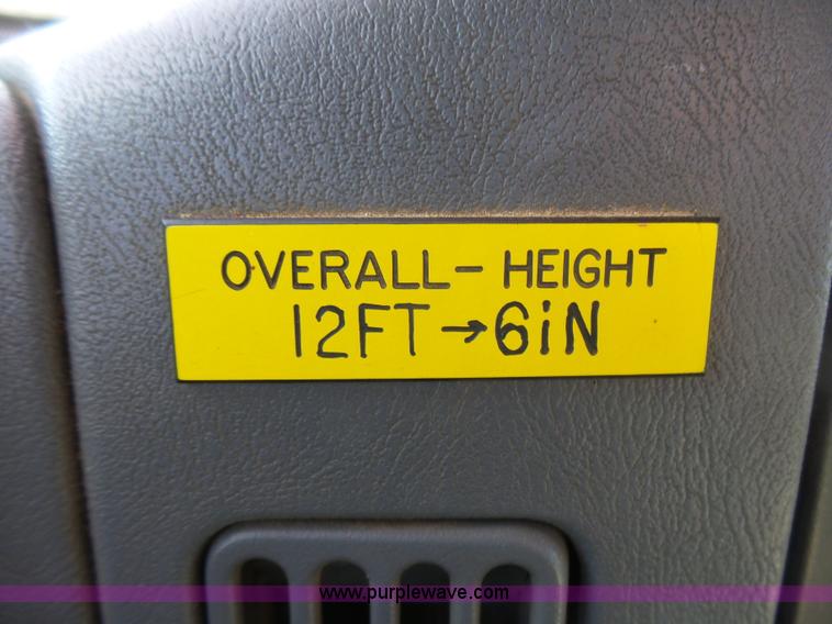 image for item L5437 2005 International DuraStar 4300 bucket truck