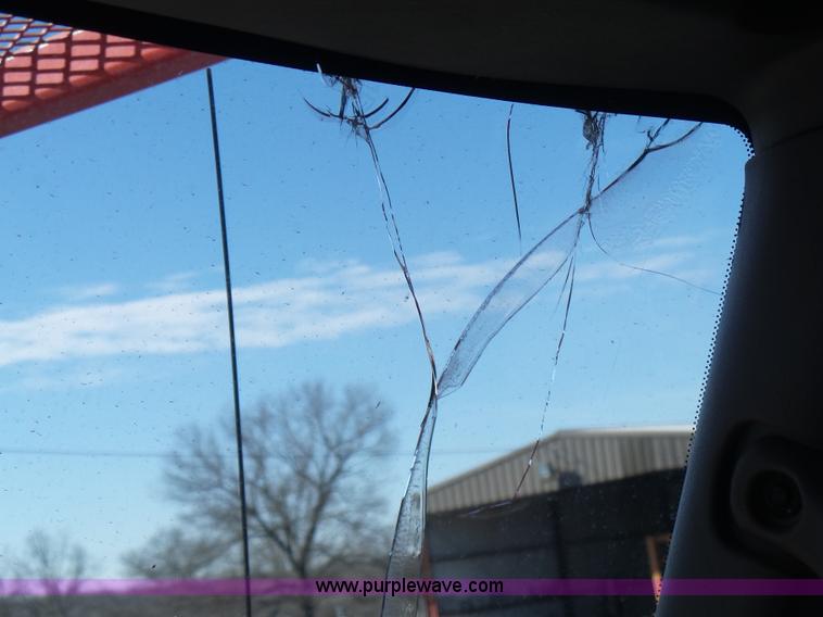 image for item L5437 2005 International DuraStar 4300 bucket truck