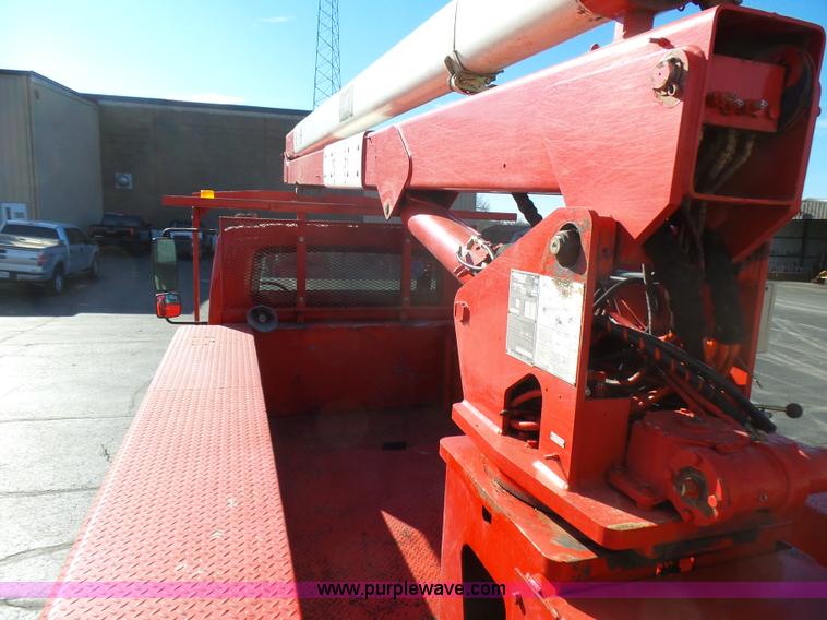 image for item L5437 2005 International DuraStar 4300 bucket truck