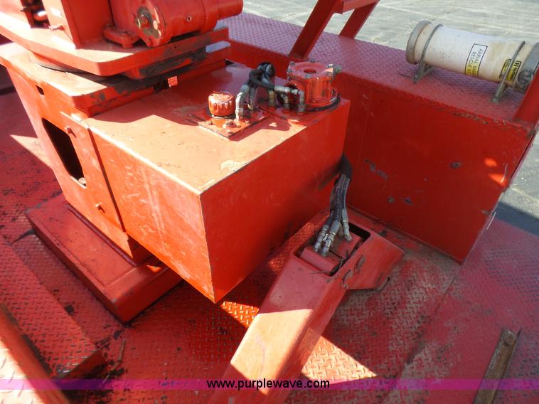 image for item L5437 2005 International DuraStar 4300 bucket truck