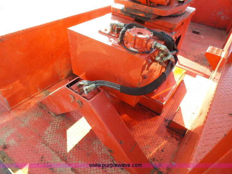 image for item L5437 2005 International DuraStar 4300 bucket truck