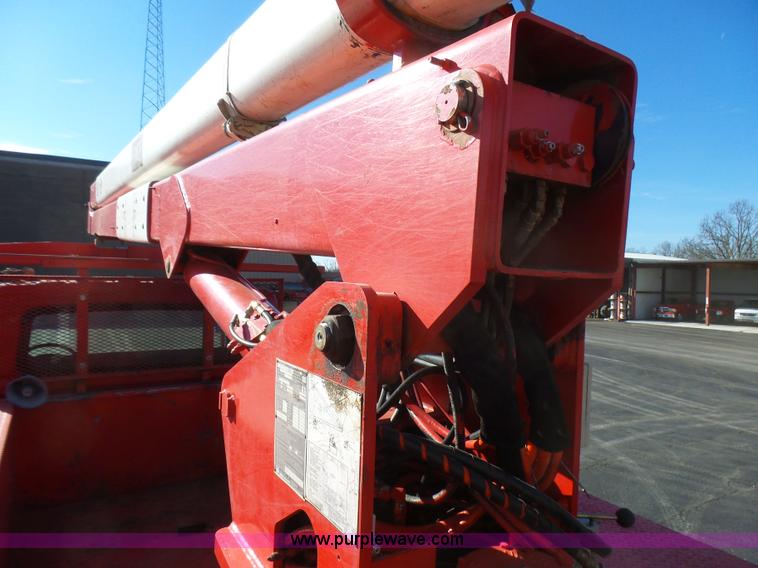 image for item L5437 2005 International DuraStar 4300 bucket truck