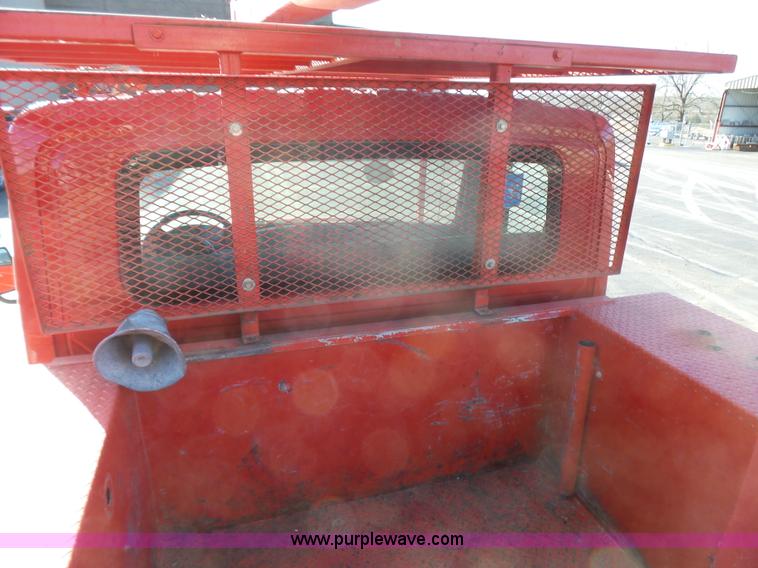 image for item L5437 2005 International DuraStar 4300 bucket truck